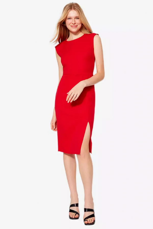 Sheath dress dengan detail belahan